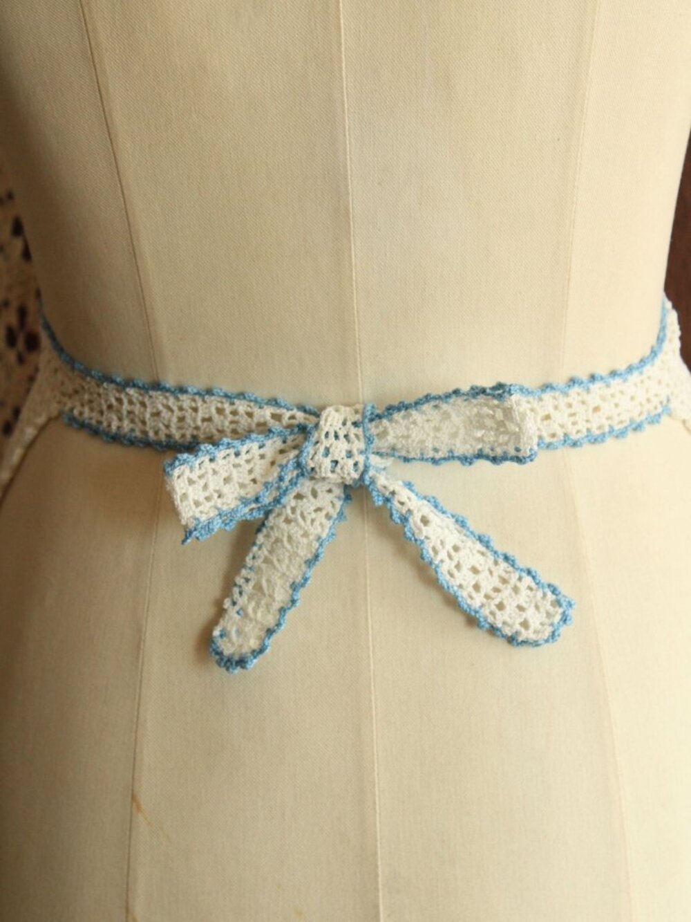 Vintage 1950s 1960s Half Apron, Crocheted in White and Blue, Retro Kitchen - Picture 10 of 11
